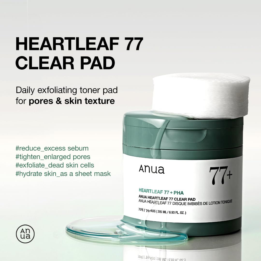 Barattolo verde con pad. Scritta: HEARTLEAF 77 CLEAR PAD, Anua, 77%. Un pad sul coperchio.