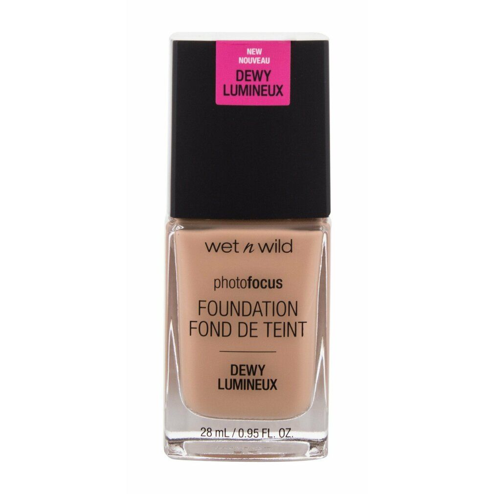 Fondotinta liquido in bottiglia di vetro con tappo nero ed etichetta rosa. Scritta: Wet n Wild, Photo Focus, Foundation, Fond de Teint.