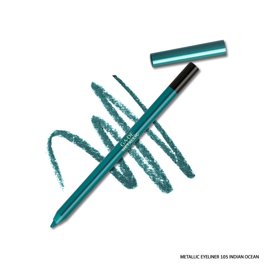Eyeliner Ga-De Metallic turchese, con cappuccio aperto. Traccia accanto. Nome del prodotto e tonalità.