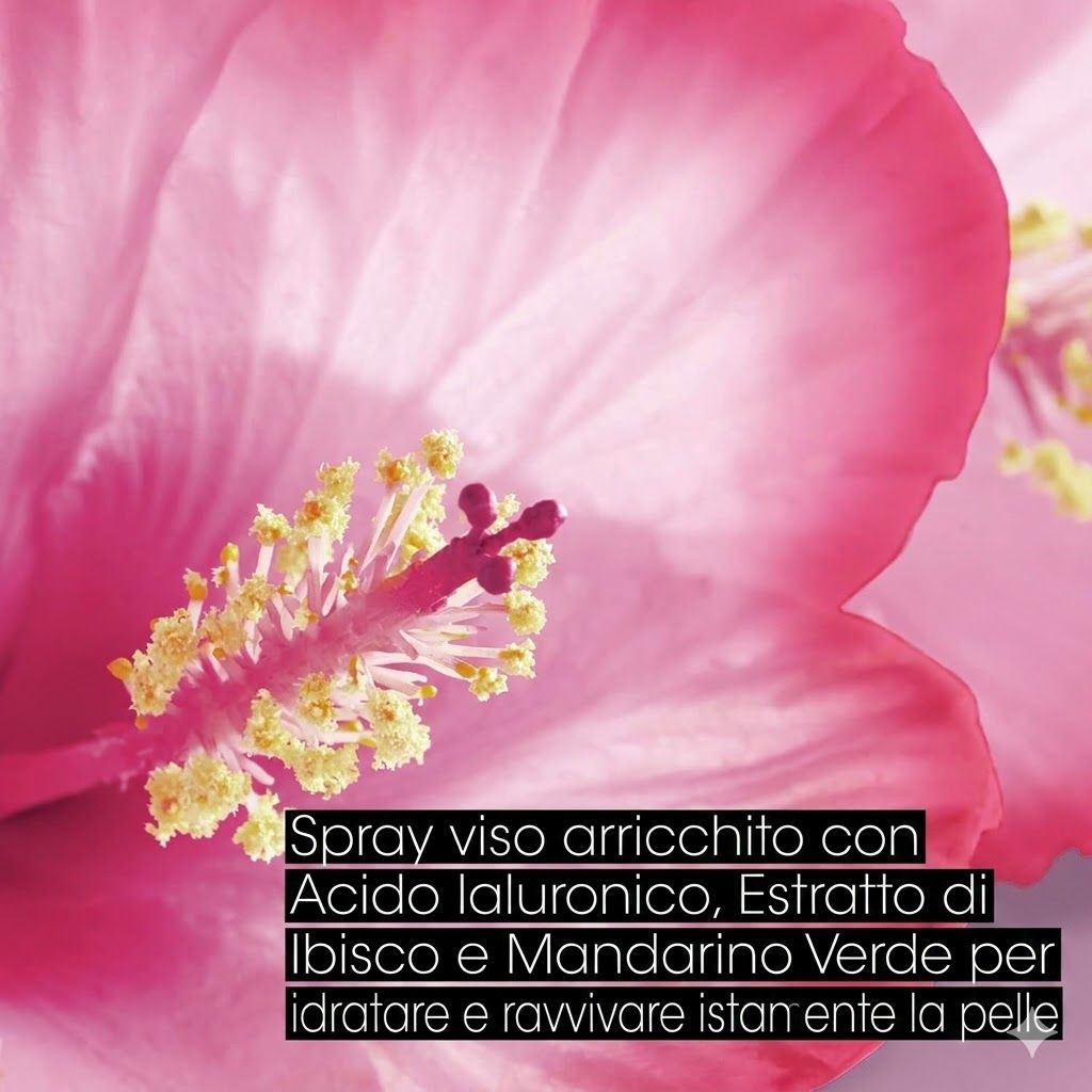 Primo piano di un fiore di ibisco rosa. Testo: Spray viso con acido ialuronico, estratto di ibisco e mandarino verde. Idrata e ravviva la pelle.