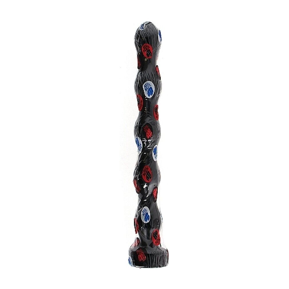 Dildo nero con dettagli rossi e blu. Forma allungata con superficie irregolare. Su sfondo bianco.
