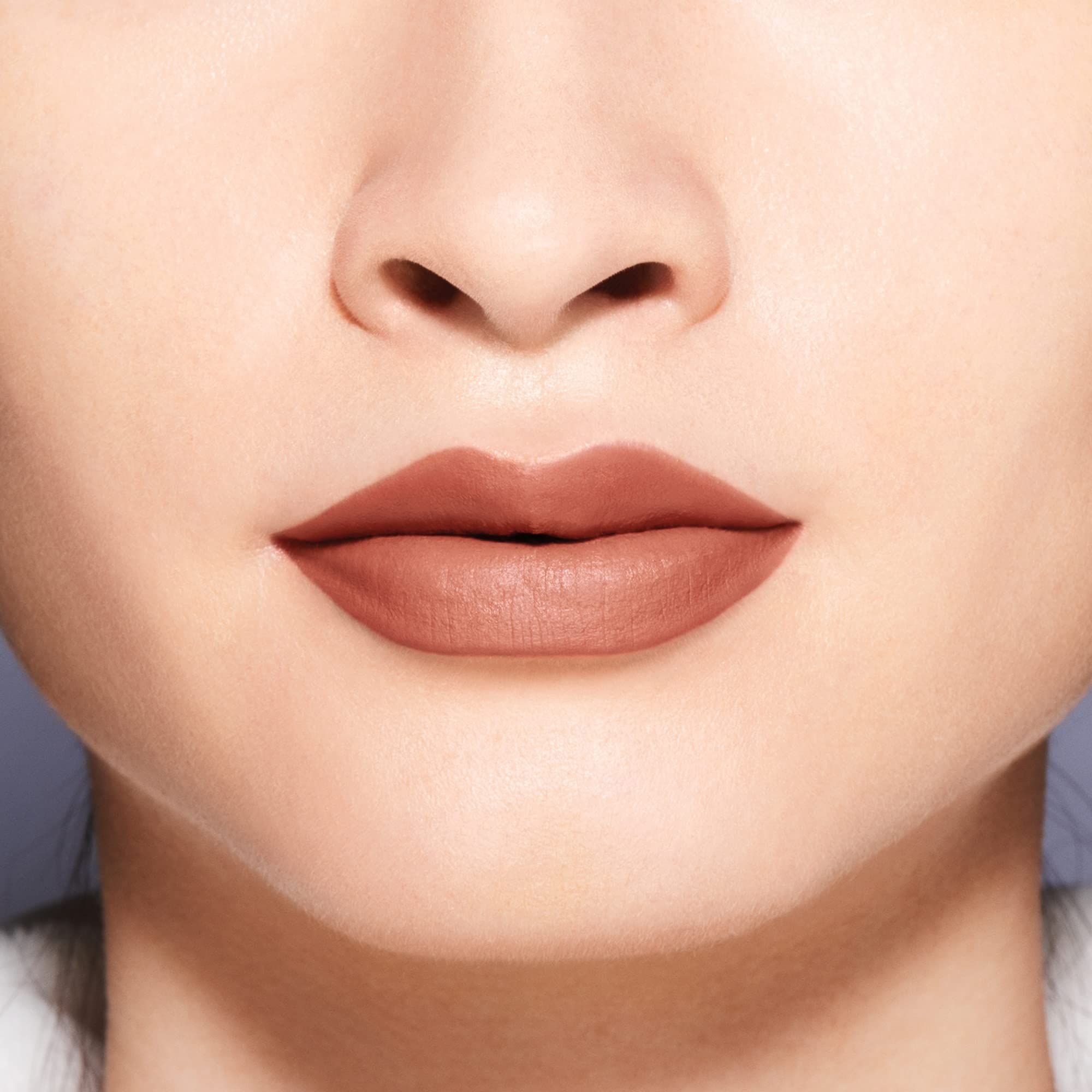 Primo piano delle labbra. Rossetto nude. Tono della pelle chiaro.