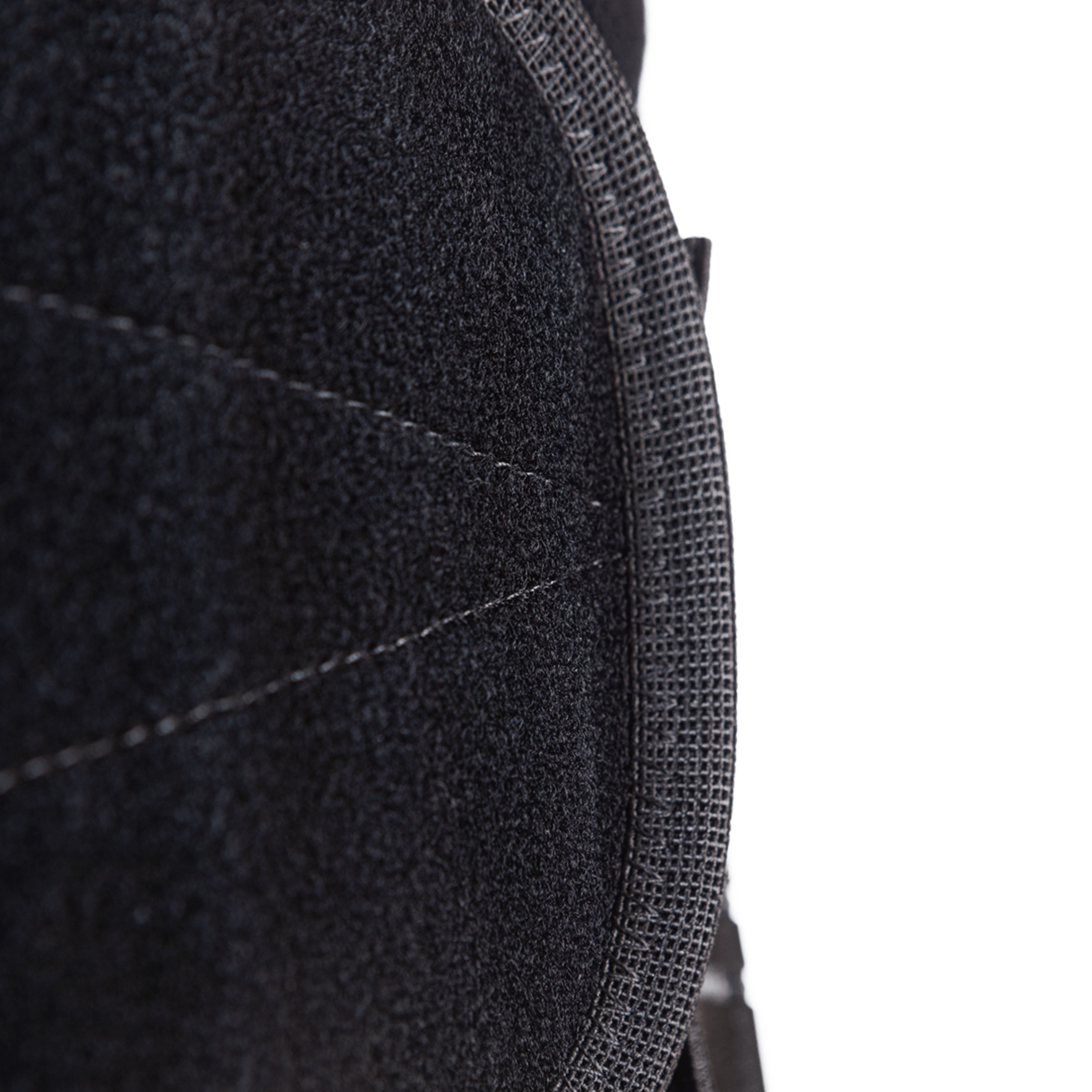 Primo piano di un dettaglio della fascia nera. Chiusura in velcro e struttura a rete visibili.