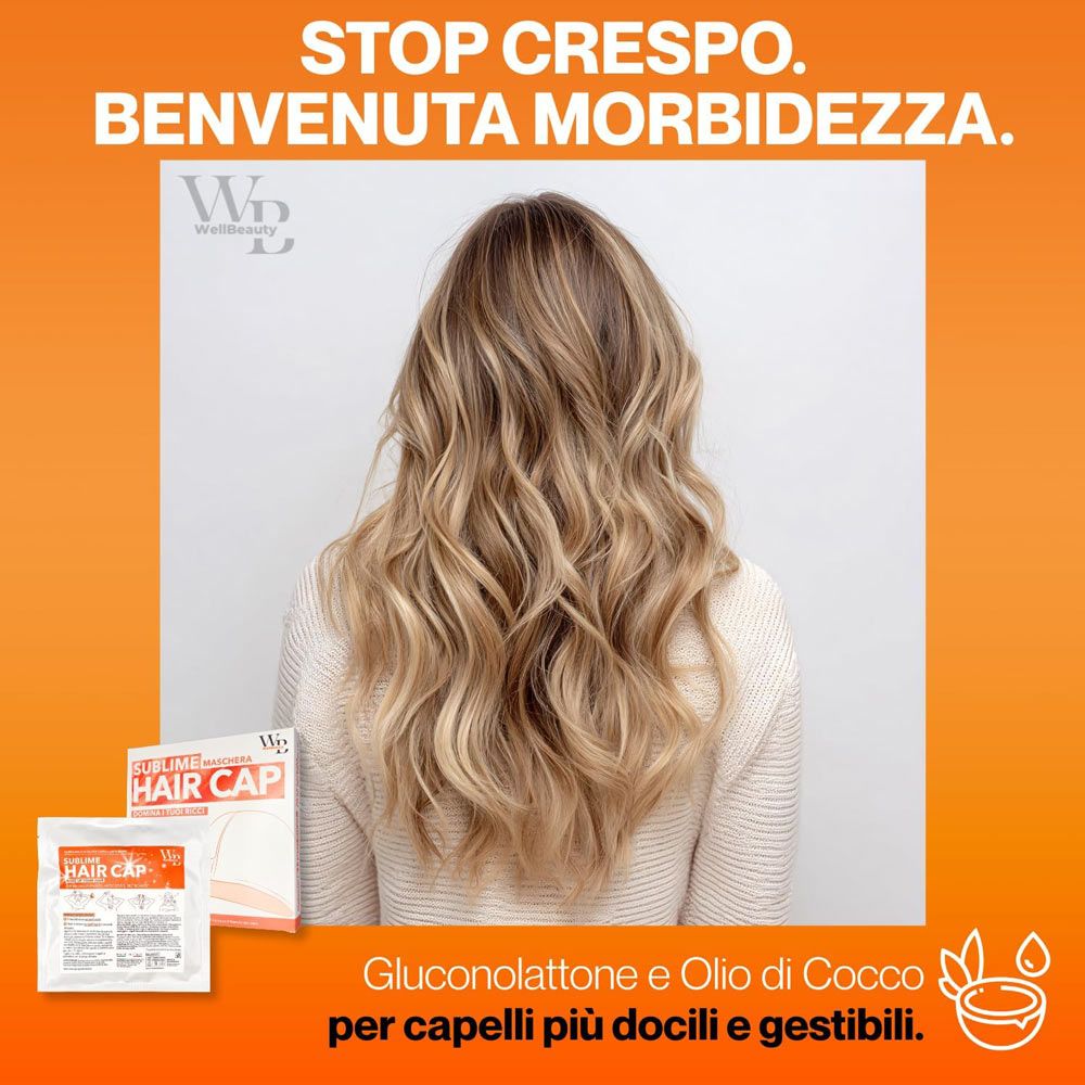 Vista posteriore di una donna con capelli biondi ondulati. Confezione del prodotto con Hair Cap. Testo: Stop Crespo, Benvenuta Morbidezza.