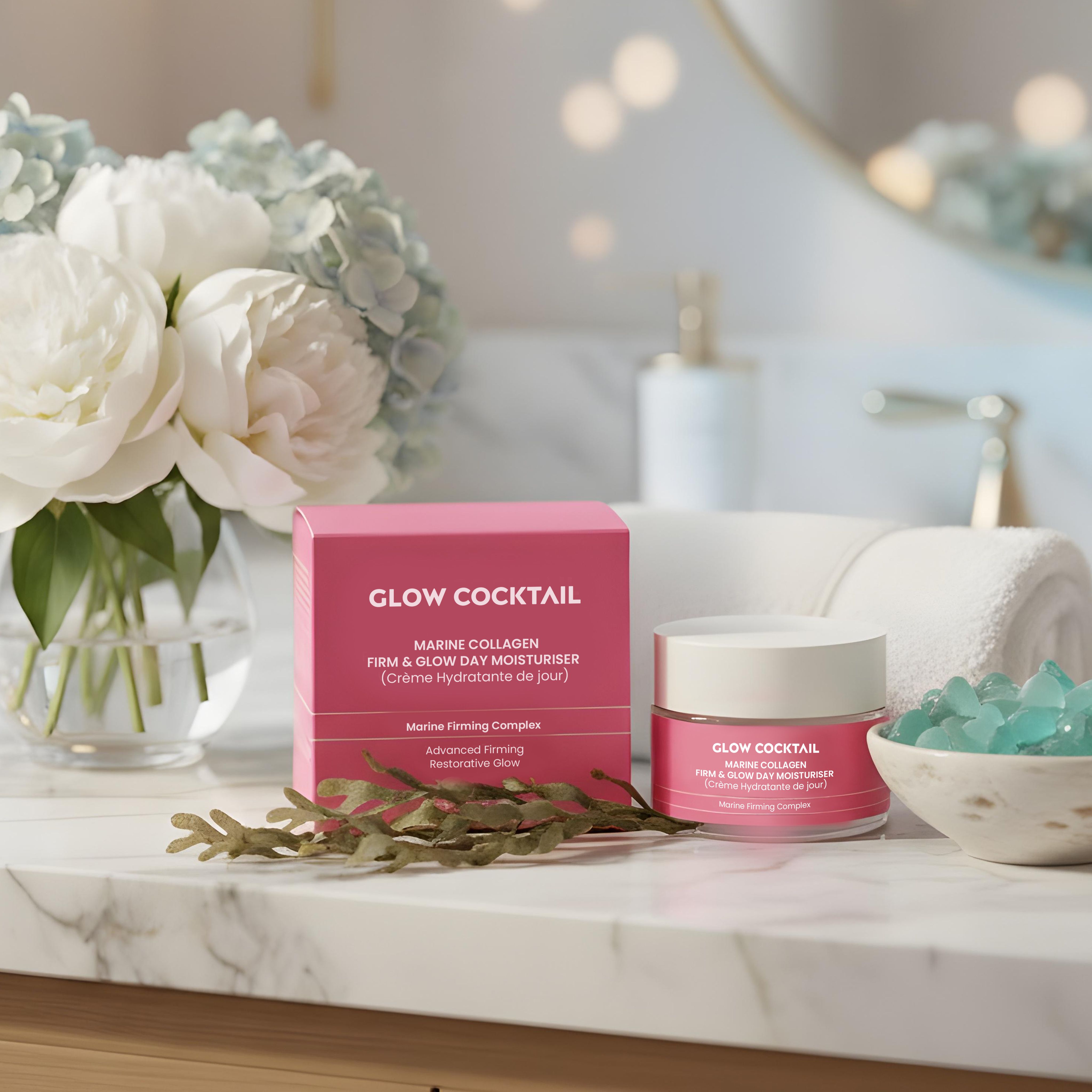 Confezione e vaso di crema rosa su superficie in marmo. Scritta: Glow Cocktail, Marine Collagen, Firm & Glow Day Moisturiser.