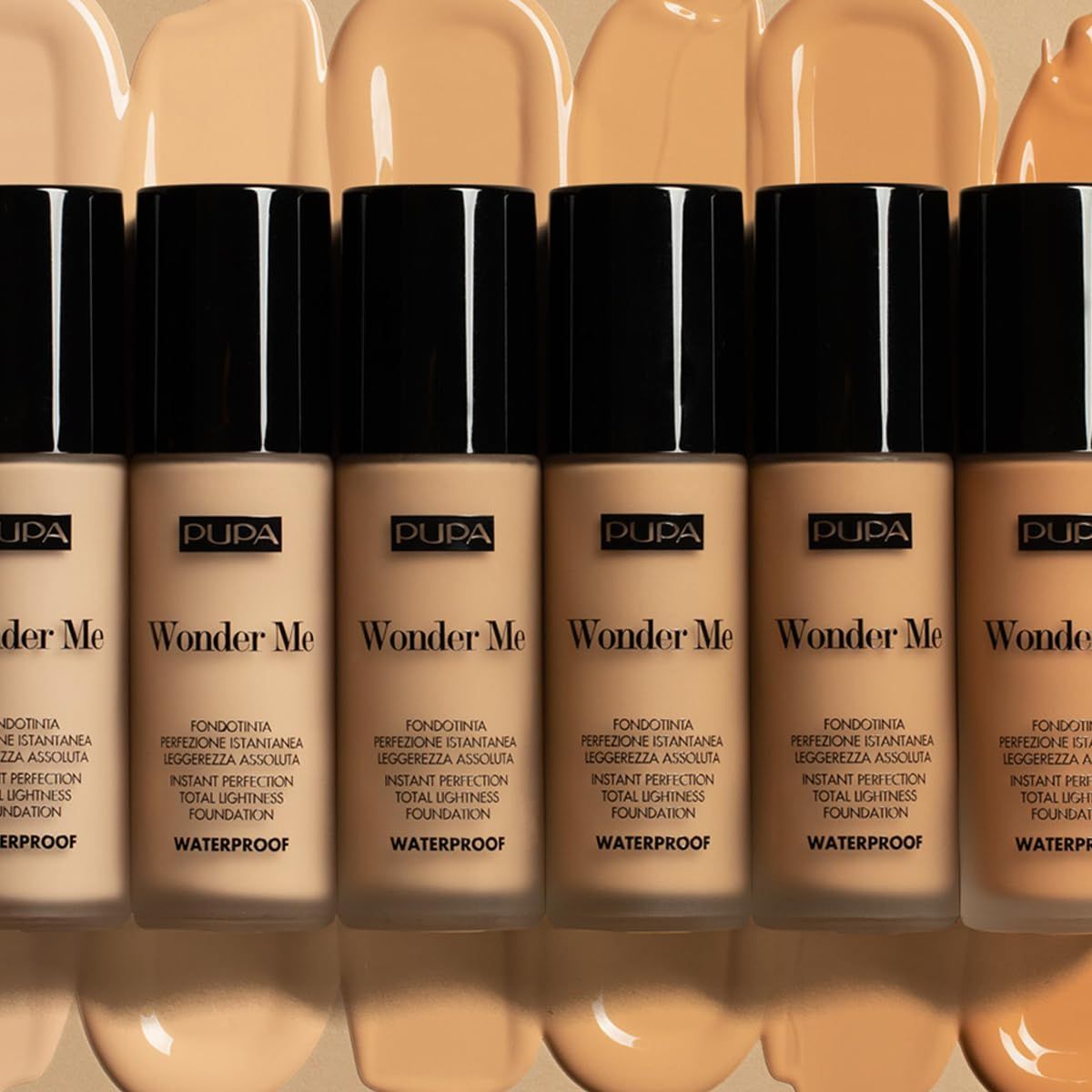 Sei flaconi di fondotinta Pupa Milano Wonder Me con tappi neri. Testo: Waterproof.