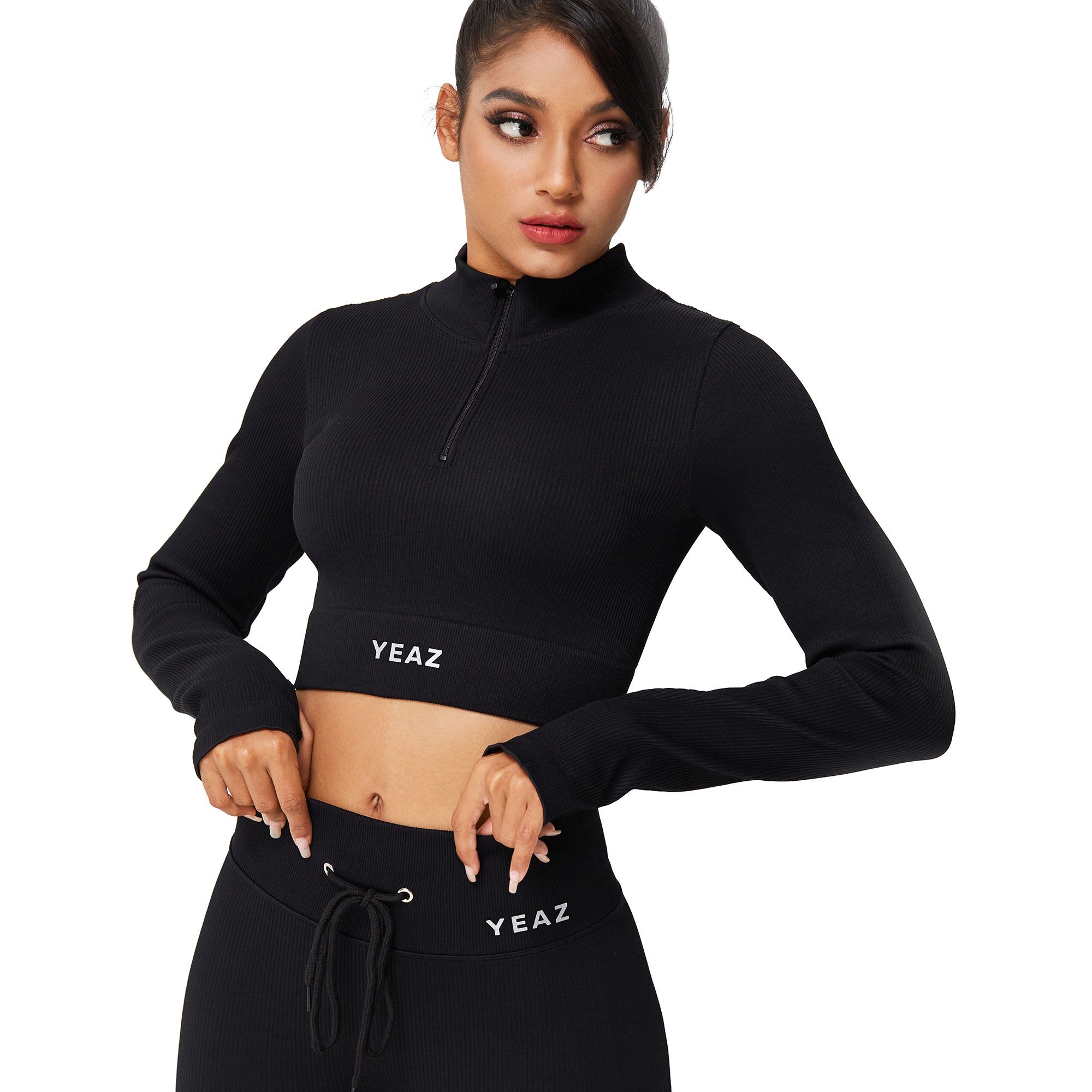 Top corto nero a maniche lunghe con zip e logo bianco.
