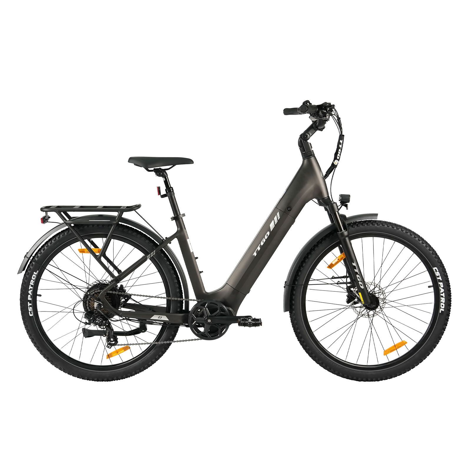 E-bike grigio scuro con parafanghi, portapacchi e freni a disco idraulici. Pneumatici con scritta CST PATROL.