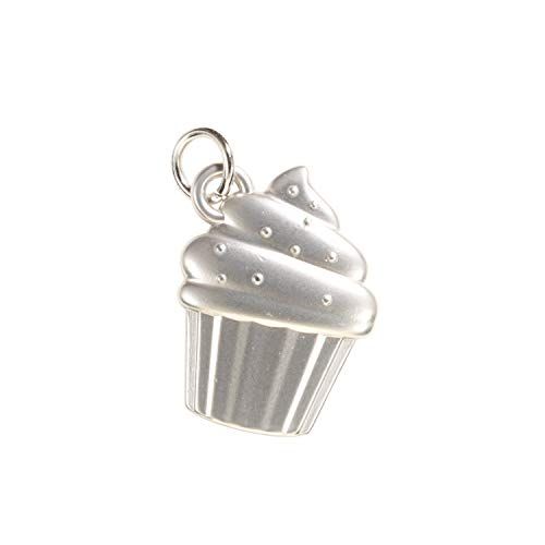 Charm Cupcake Yankee Candle argentato. Ciondolo a forma di cupcake con dettagli. Lucentezza metallica, vista dettagliata.