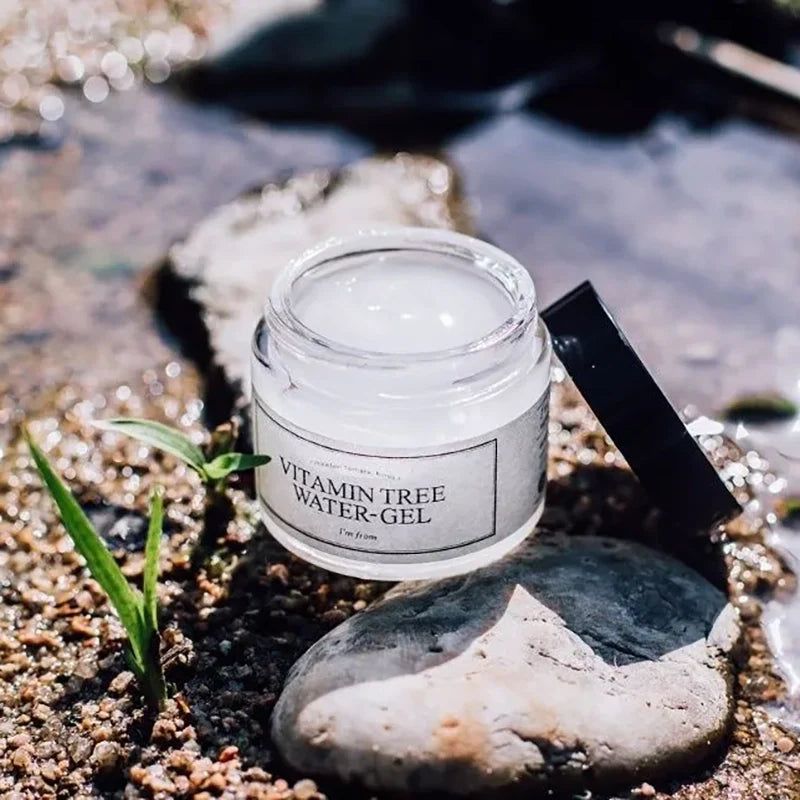 Vasetto di gel bianco, etichetta con testo. Su pietre.