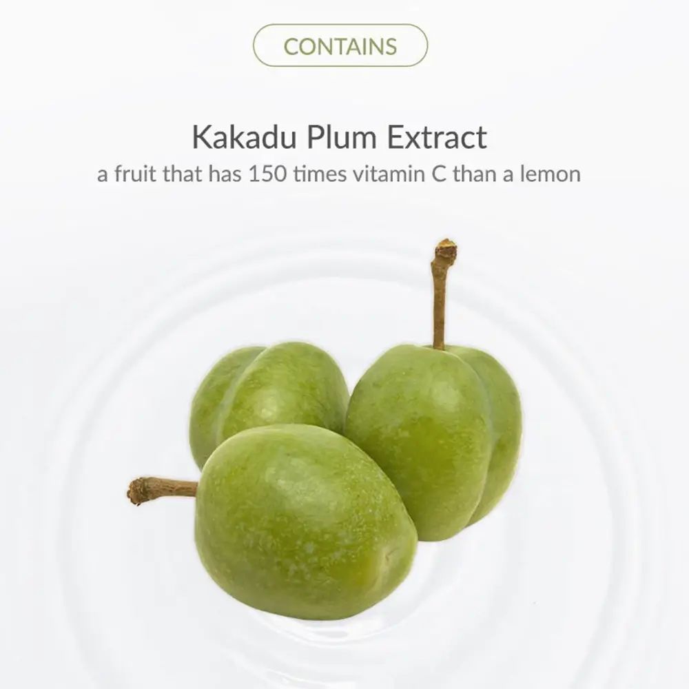 Tre prugne di Kakadu verdi su sfondo bianco. Testo: Contiene estratto di prugna di Kakadu.