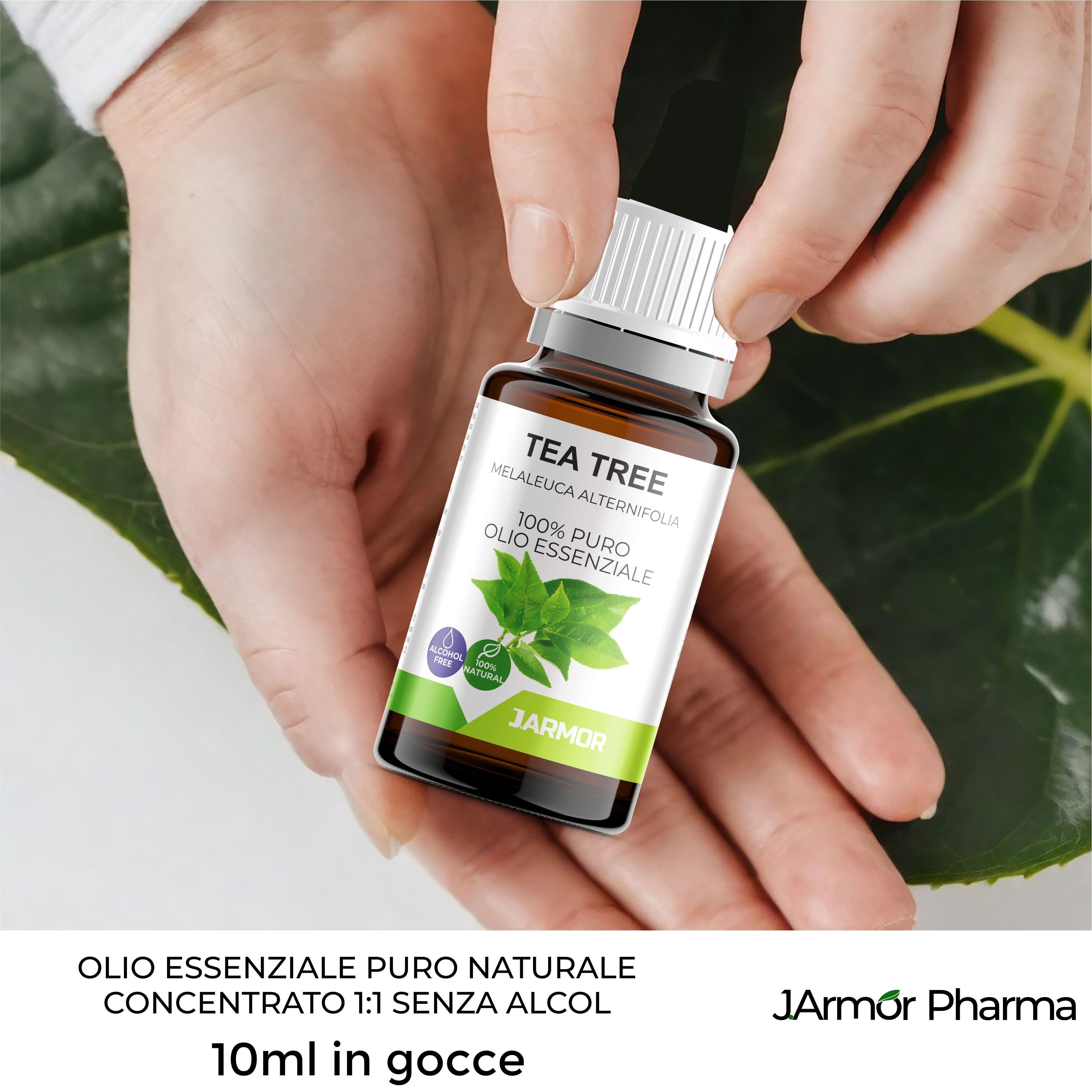 Flacone di vetro marrone con tappo bianco. Etichetta con testo: Tea Tree, 100% puro olio essenziale. Mani che tengono il flacone.