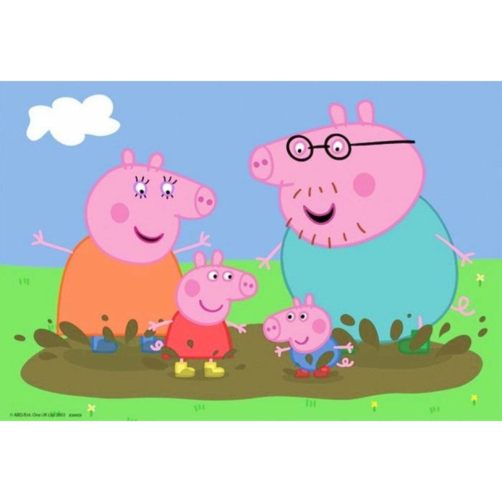 Famiglia Pig nel fango. Peppa, Papà, Mamma e fratello. Cielo ed erba verde.