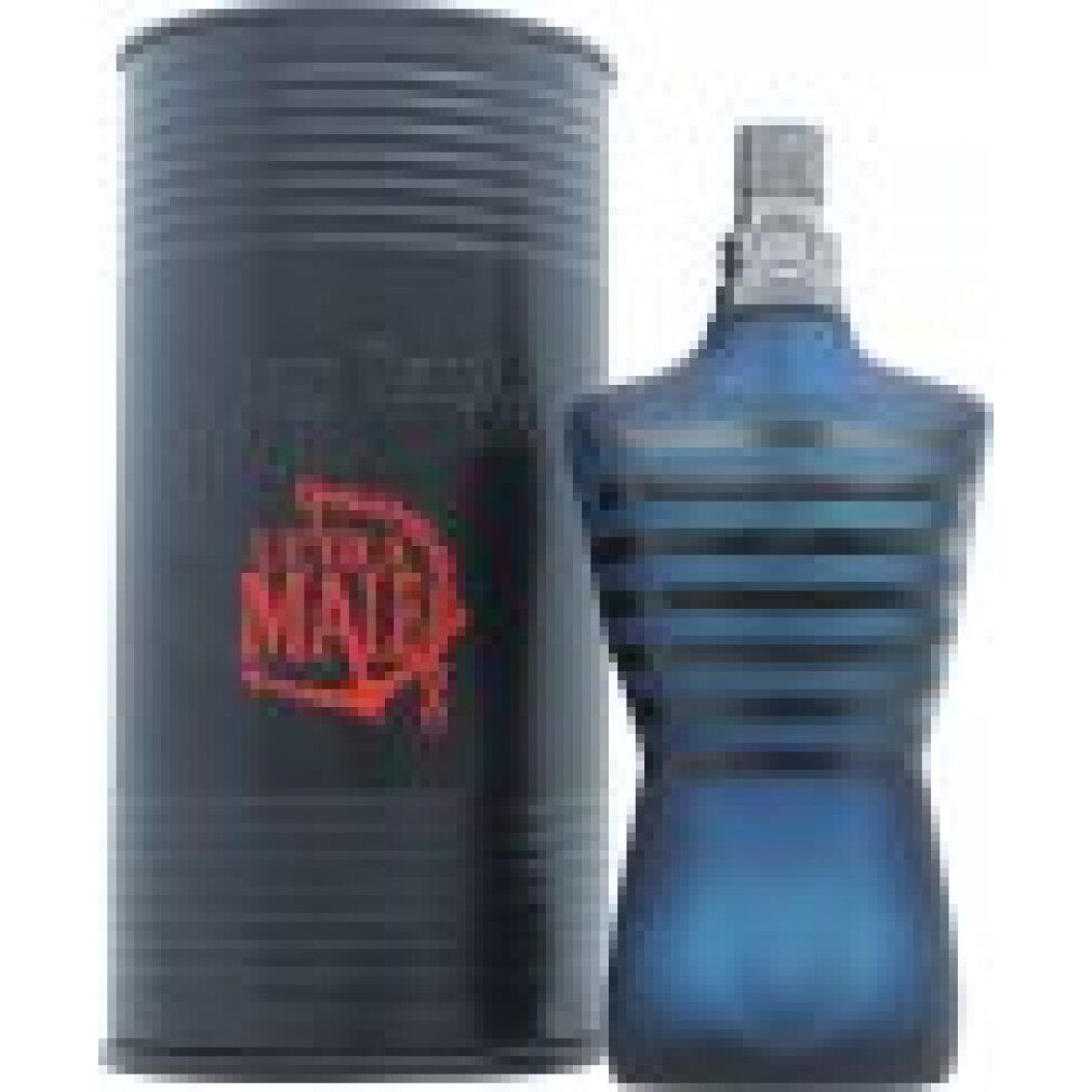 Flacone blu a forma di corpo maschile, accanto a scatola cilindrica con scritta Ultra Male. Su sfondo bianco.