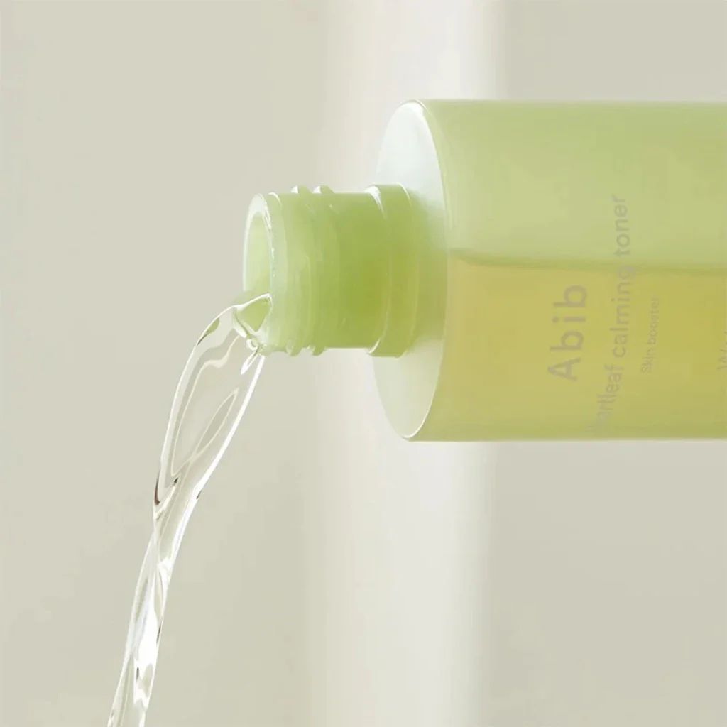 Bottiglia verde con liquido che fuoriesce. Scritta: Abib, Heartleaf calming toner.
