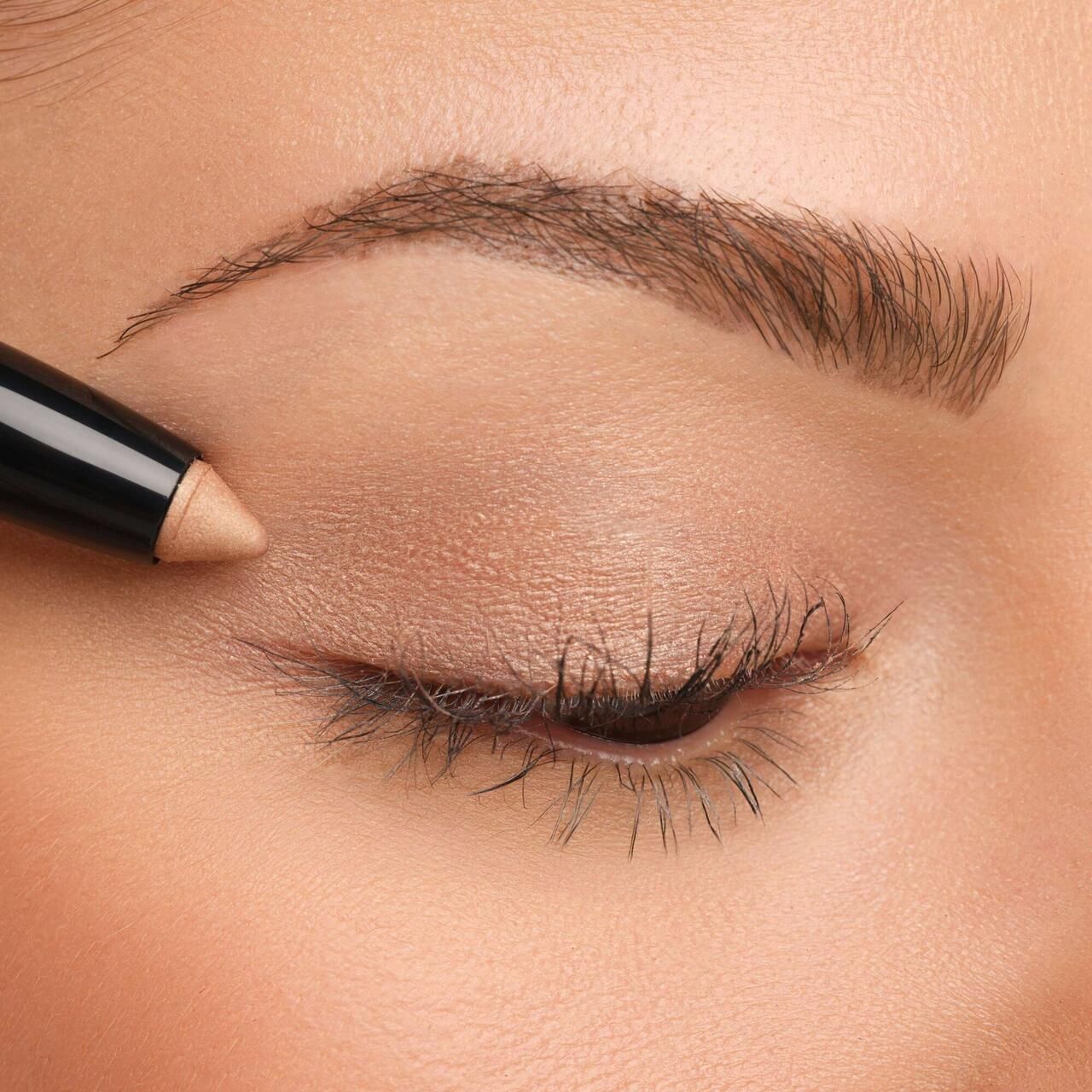 Occhio con ombretto applicato. Artdeco High Performance Eyeshadow Stylo in uso. Colore beige.