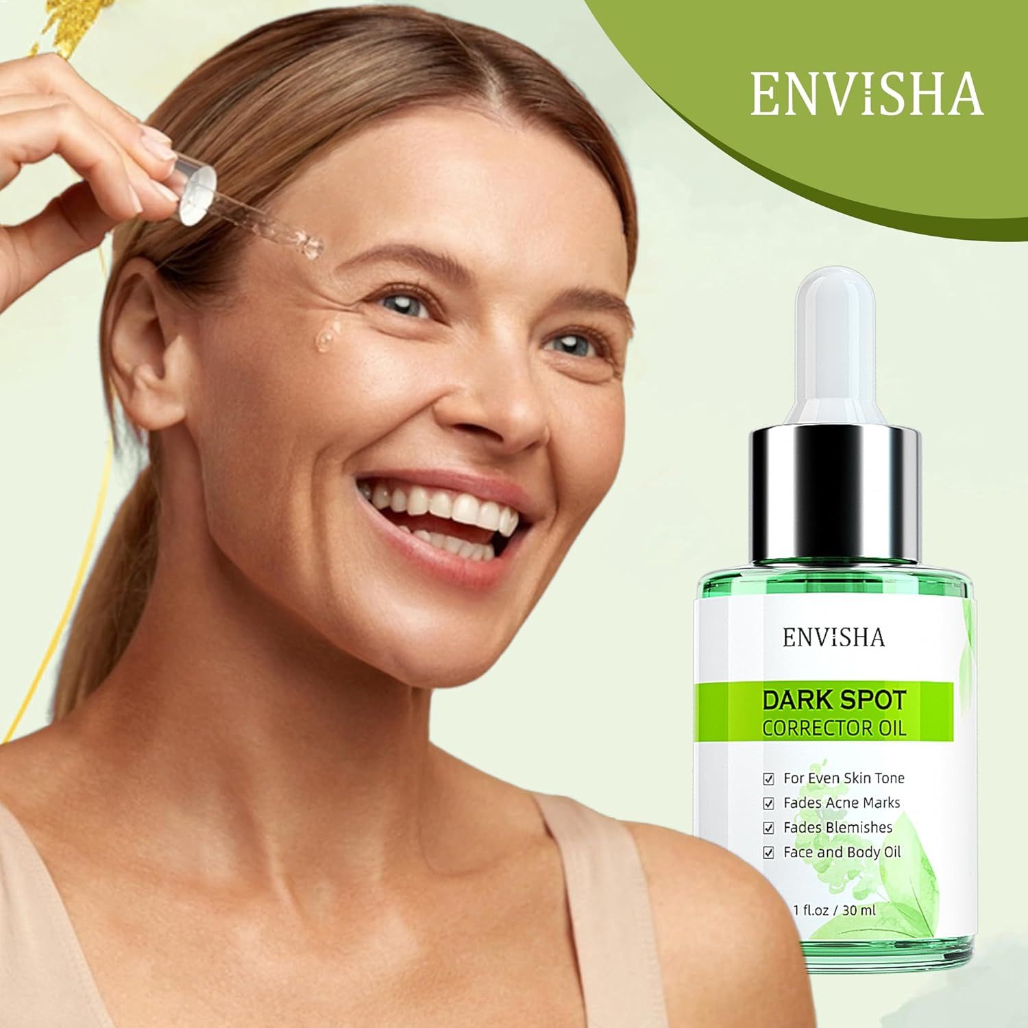 Flacone di vetro verde con contagocce. ENVISHA Dark Spot Corrector Oil. Donna con contagocce. Sorridente.