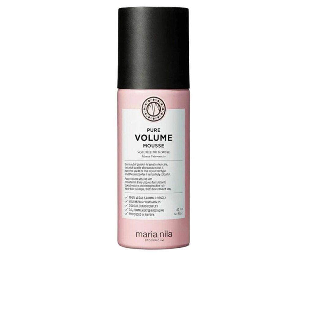 Flacone rosa con tappo nero. Scritta: Pure Volume Mousse. Vegano, senza solfati e parabeni. Marchio: Maria Nila.