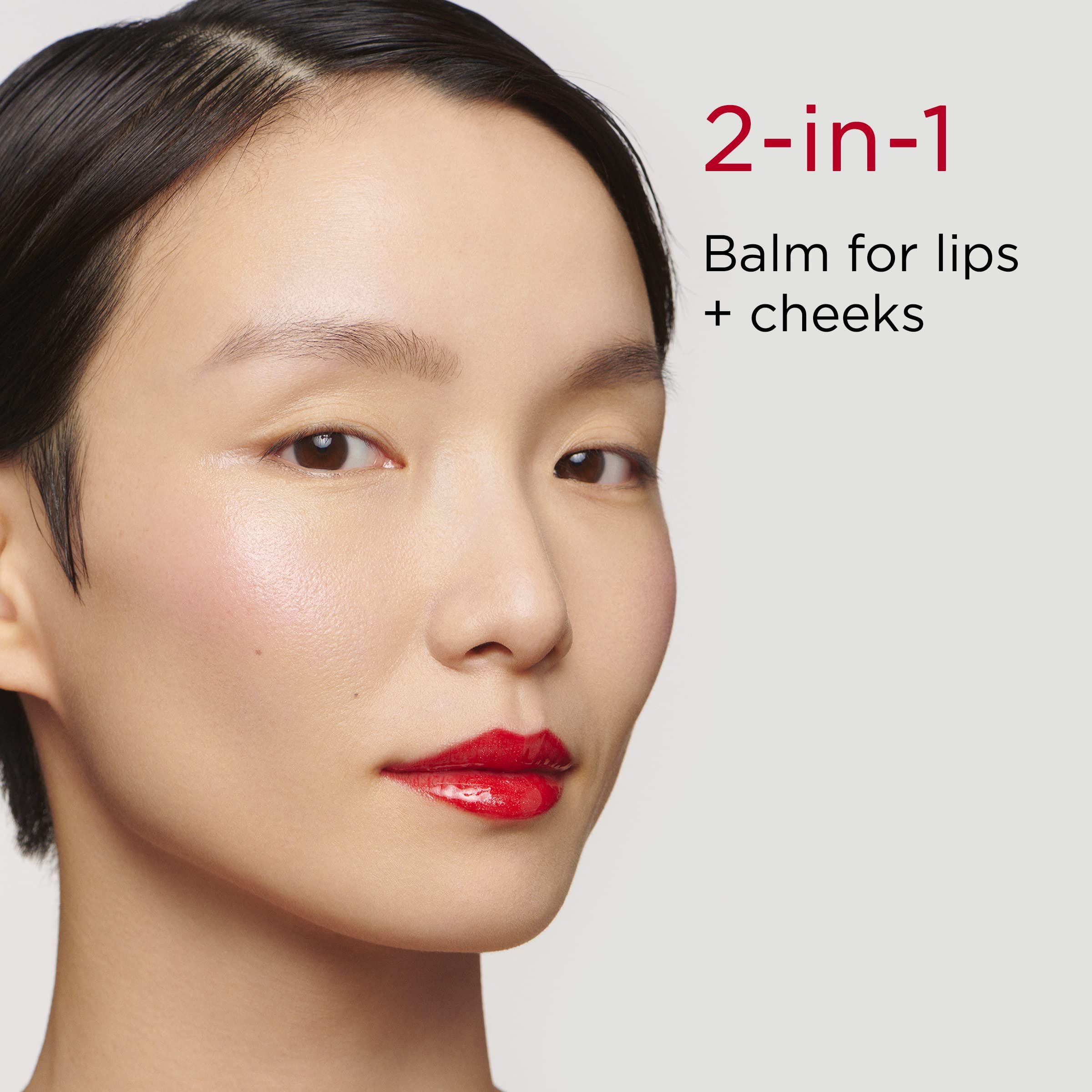 Volto di donna con rossetto rosso. Testo: 2-in-1 Balsamo per labbra + guance.