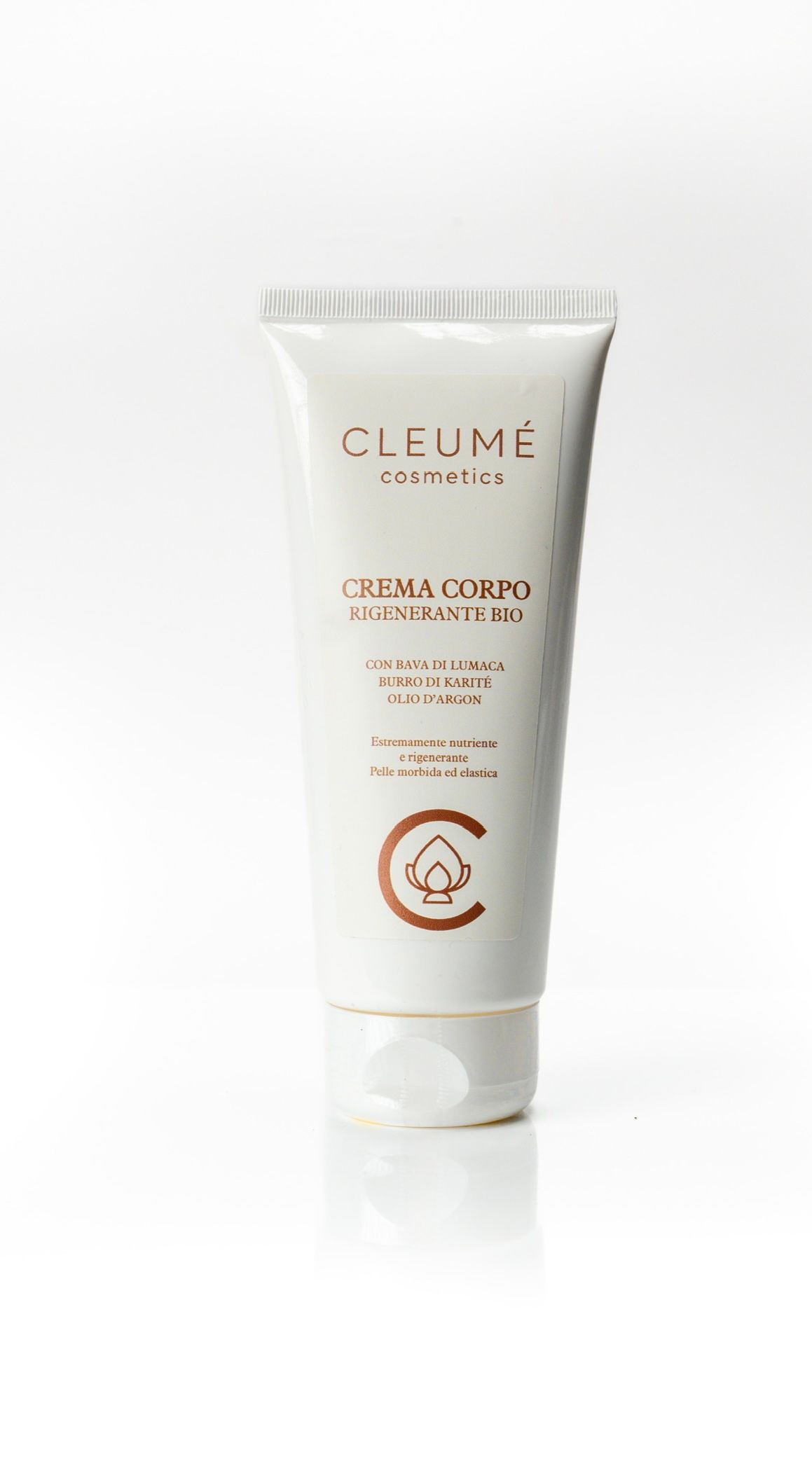 Tubo crema Cleume. Testo: Crema Corpo Rigenerante Bio. Con bava di lumaca, burro di karité. Tubo bianco, testo marrone.