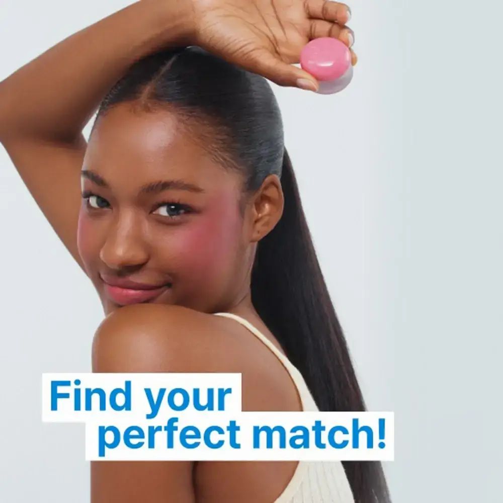 Donna con guance rosa. Tiene un contenitore rosa. Testo: Find your perfect match!