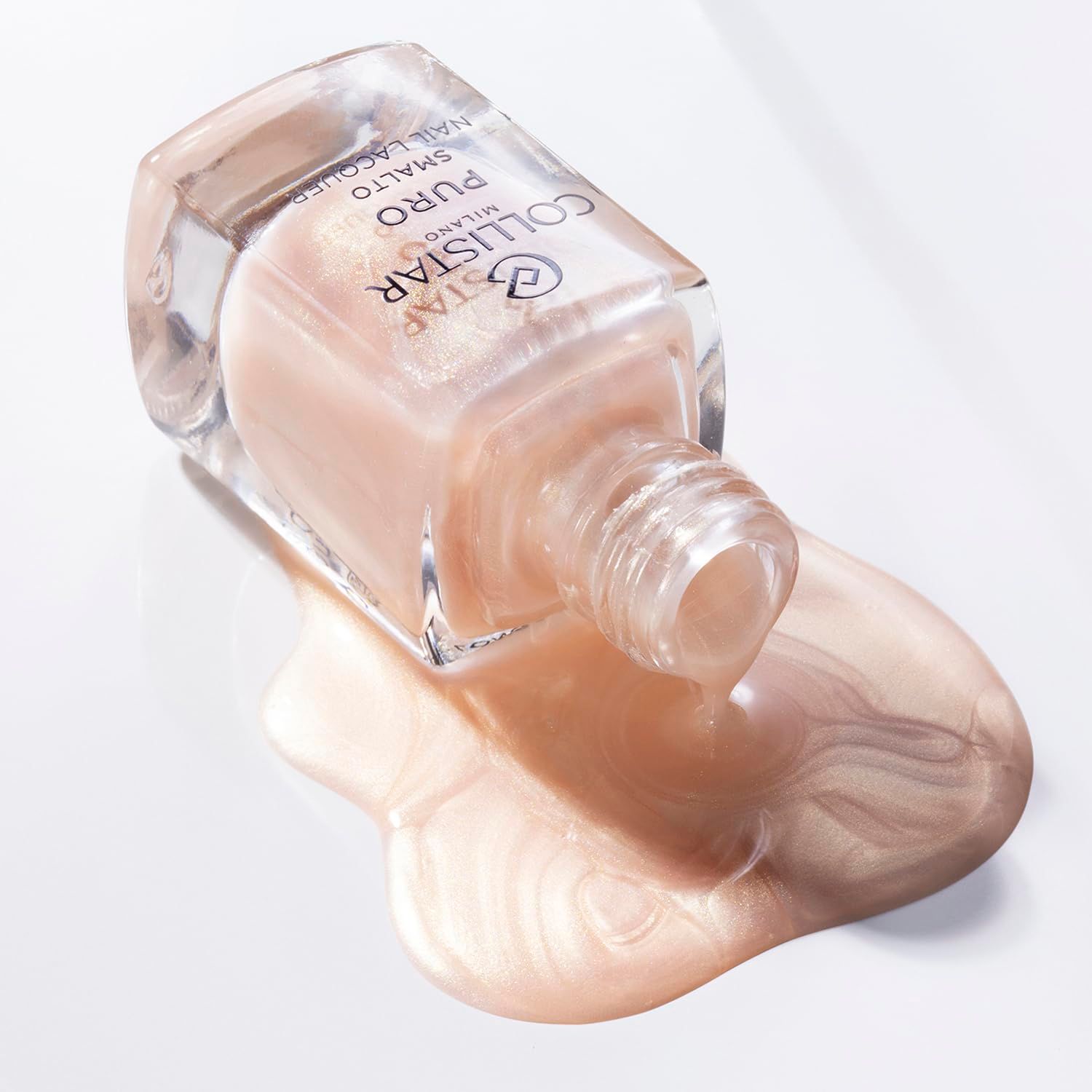 Flacone di smalto rovesciato. Smalto che cola. Scritta: Collistar Milano, Puro Smalto Nail Lacquer. Smalto beige.