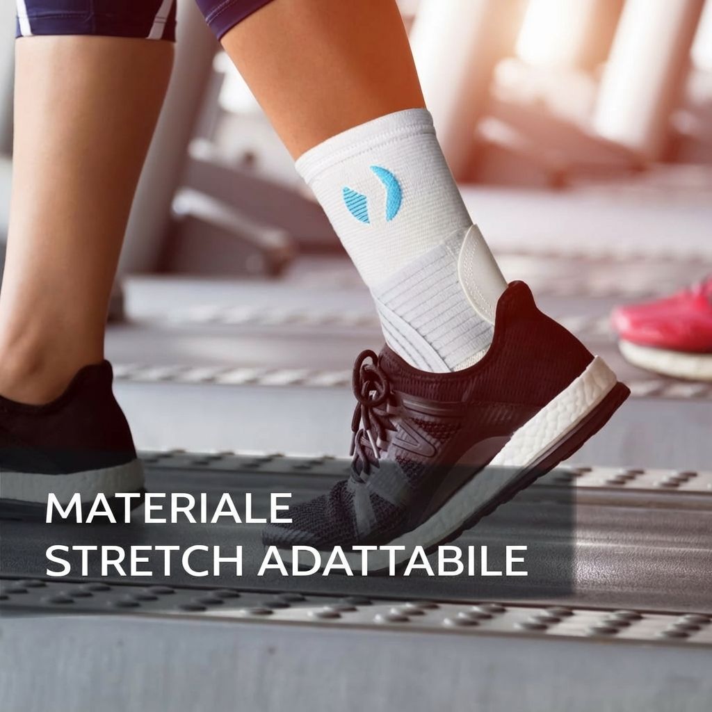 Persona sul tapis roulant con tutore alla caviglia. Prodotto bianco con logo blu. Materiale stretch adattabile.