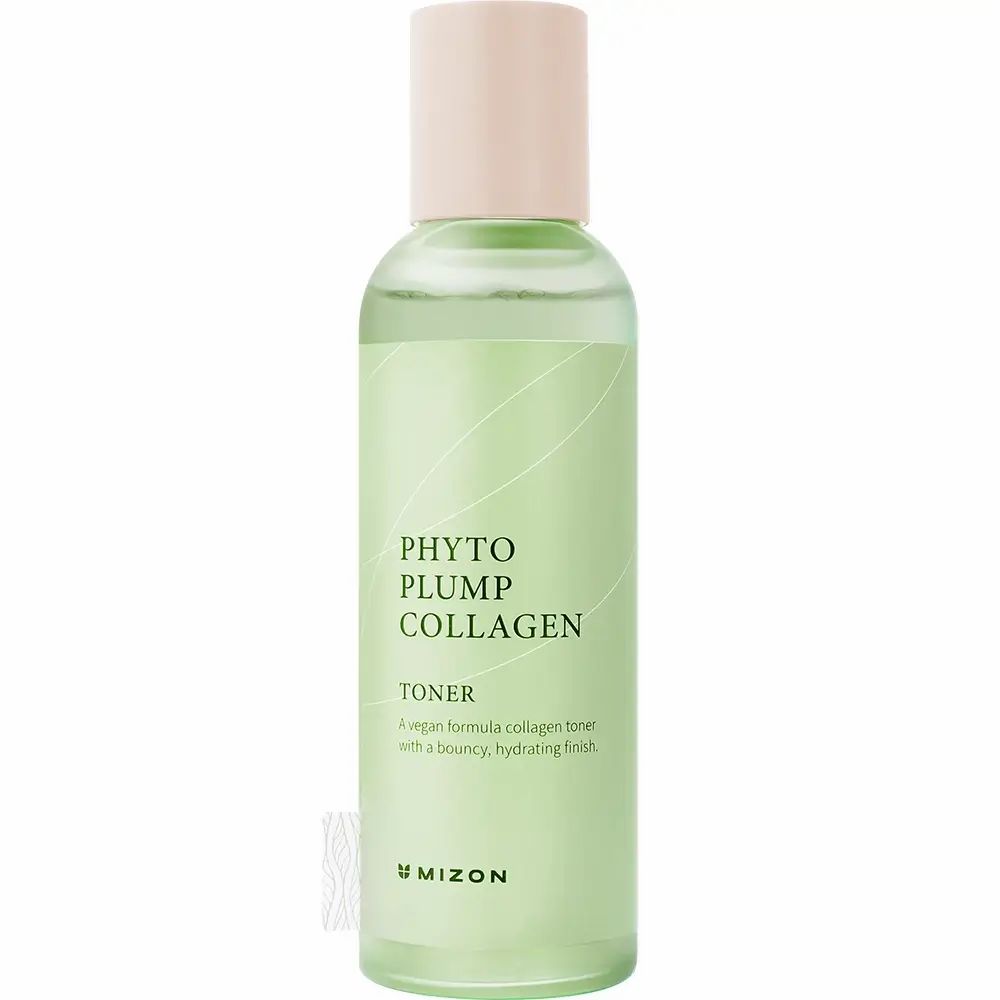Flacone verde con tappo bianco. Scritta: Phyto Plump Collagen Toner. Marchio: MIZON. Su sfondo bianco.