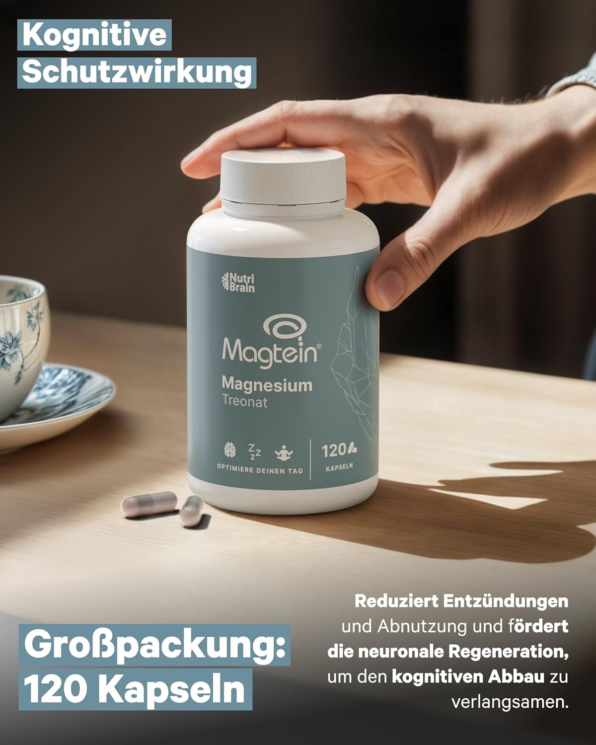 Mano tiene un barattolo Magtein Magnesio Treonato, 120 capsule, con testo sulla rigenerazione cognitiva.