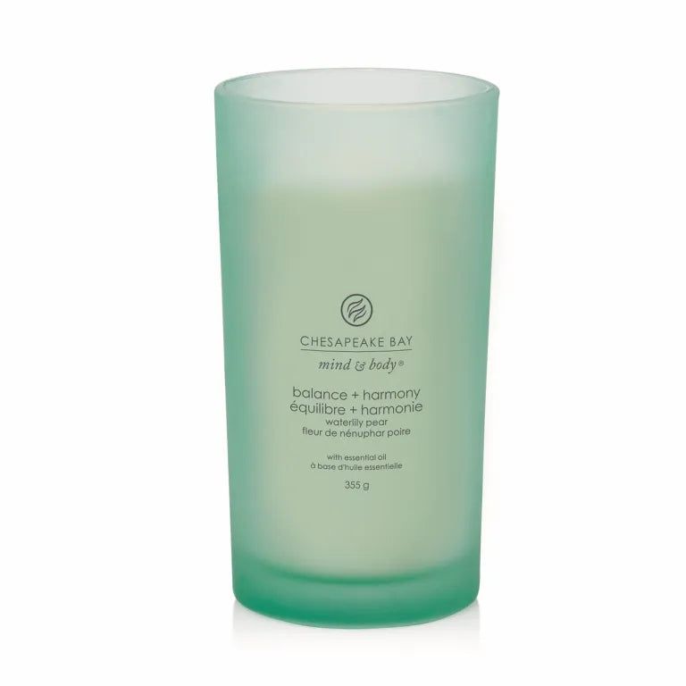 Candela cilindrica verde. Scritta: Chesapeake Bay mind & body, balance + harmony, pera d'acqua. 355 g.