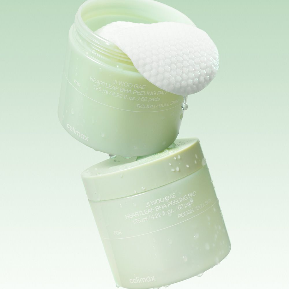 Due contenitori di Celimax Heartleaf BHA Peeling Pads impilati uno sull'altro.