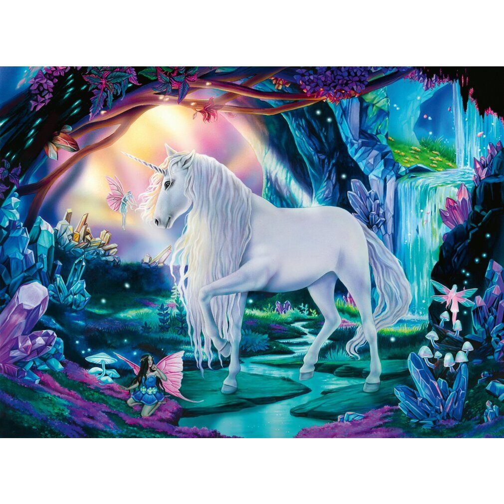 Puzzle unicorno. Unicorno bianco in una scena fantasy con cascata, fate e cristalli. Illustrazione dettagliata.
