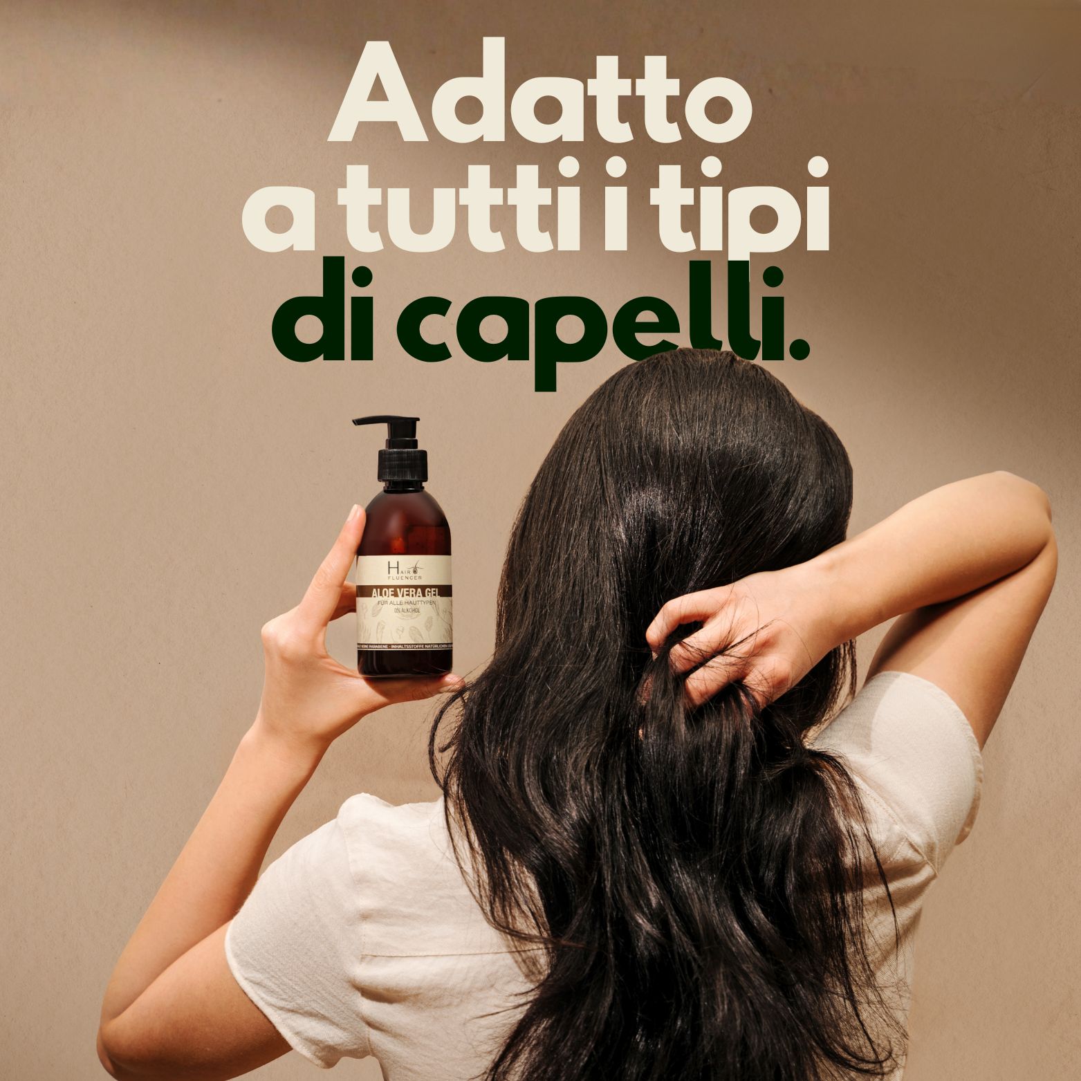Mano che tiene una bottiglia di gel di aloe vera sulla pelle, adatta a tutti i tipi di pelle.