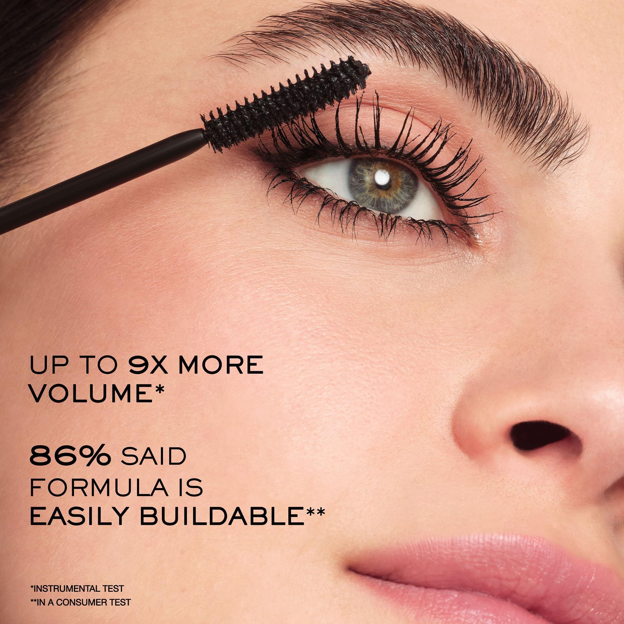 Primo piano di un viso con mascara. Testo: Fino a 9 volte più volume. L'86% afferma che la formula è facilmente modulabile.