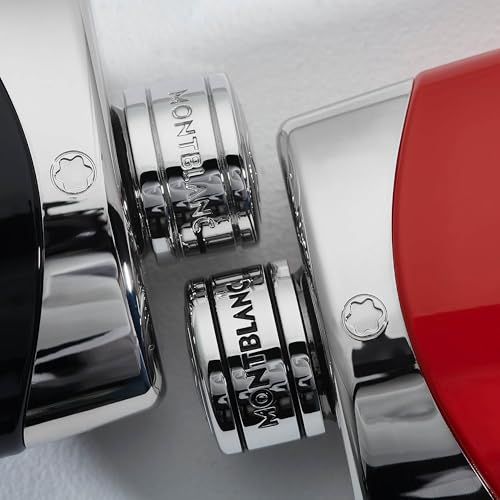 Primo piano di tre tappi di flacone. MONTBLANC è inciso sui tappi. Metallo argentato con logo.