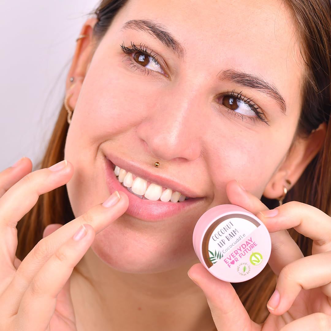 Donna tiene un vasetto rosa di balsamo labbra. Scritta: Everyday For Future. Si tocca le labbra.