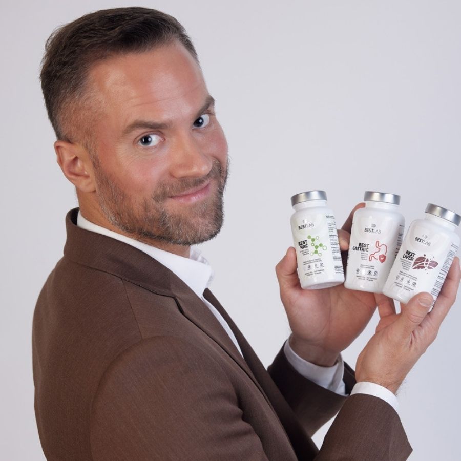 Uomo tiene tre flaconi BEST LAB NAC. Flaconi con etichette diverse.
