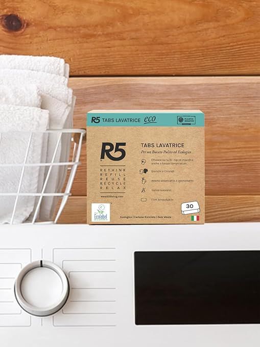 Confezione di R5 Tabs Lavatrice Eco. Logo Ecolabel. 30 pastiglie. Posizionata su una lavatrice.