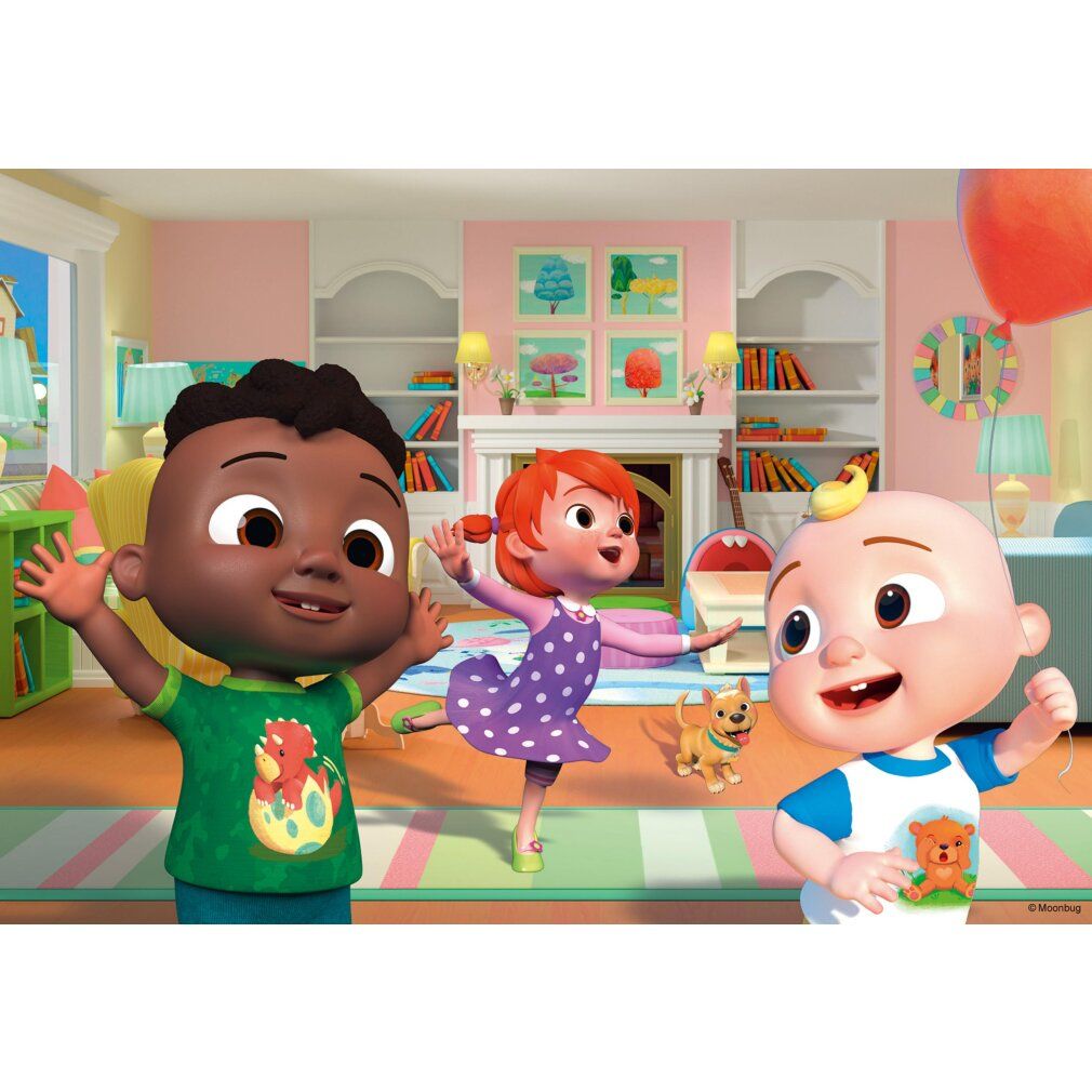 Motivo puzzle con tre personaggi Cocomelon in un soggiorno. Un personaggio balla, uno saluta, uno è in piedi. Visibile anche un cane.