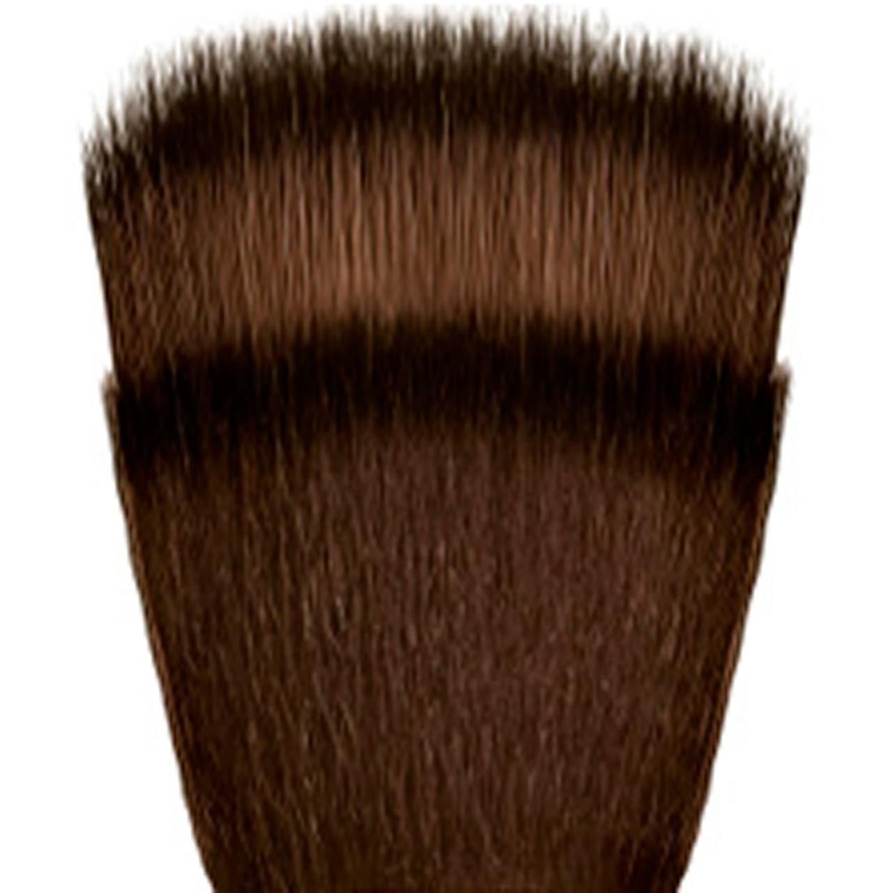 Primo piano della testina del pennello. Setole marroni, forma rettangolare.