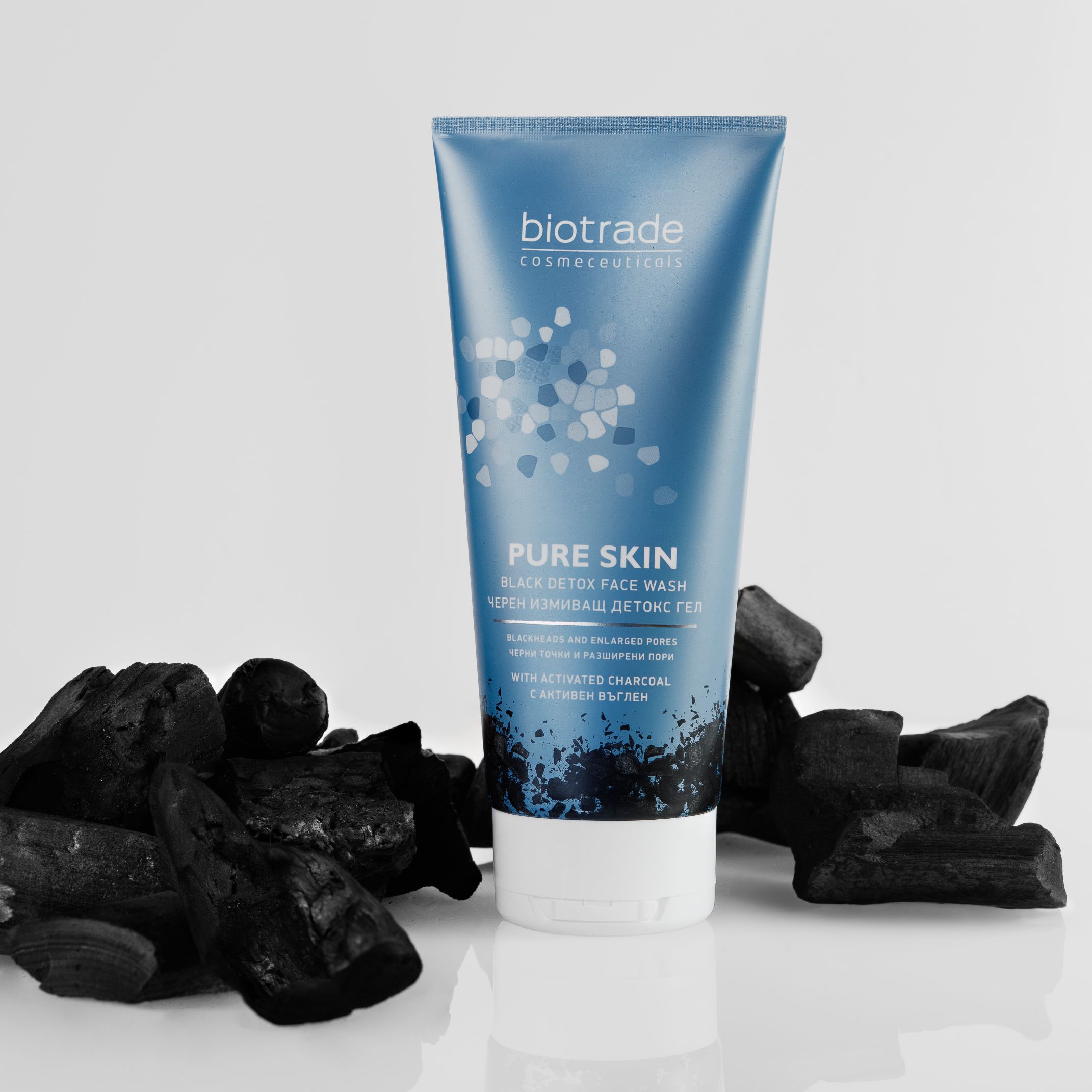 Tubo blu con tappo bianco, circondato da carbone. Scritta: Biotrade, Pure Skin Black Detox Face Wash.