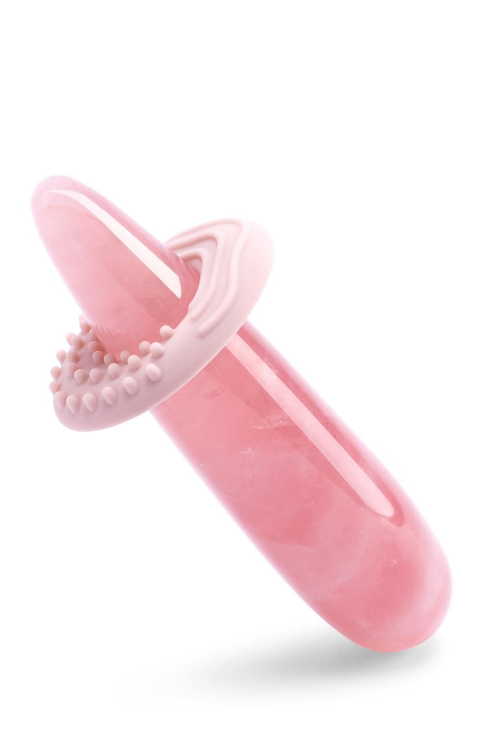 Bacchetta di cristallo rosa con accessori. Accessorio ad anello con borchie. Vista laterale.