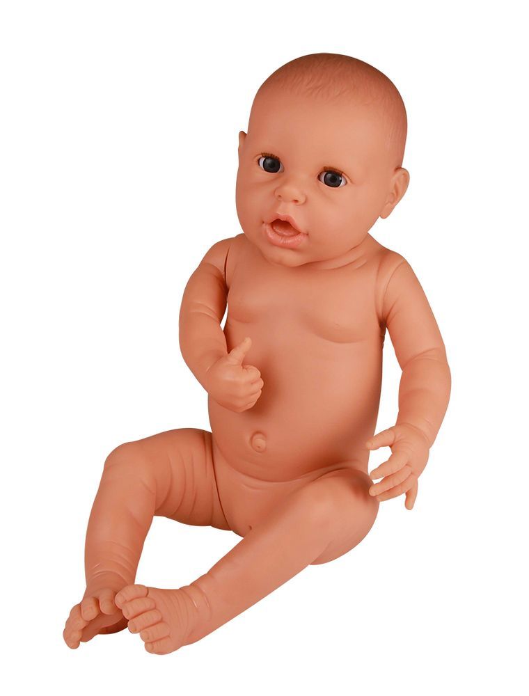Bambola neonato, maschio, seduta, nuda, con bocca leggermente aperta e pollice alzato.