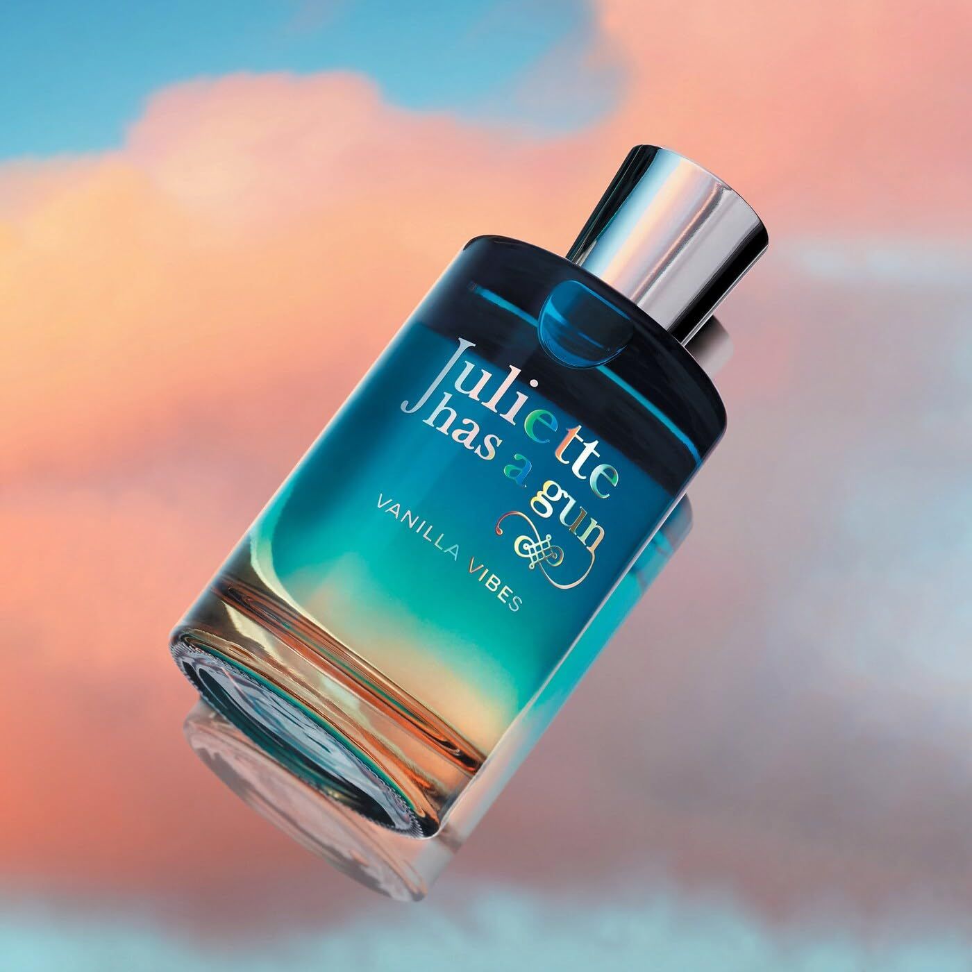 Juliette Has A Gun Vanilla Vibes Eau de Parfum Spray. Flacone con sfumatura blu-gialla. Scritta: Vanilla Vibes.