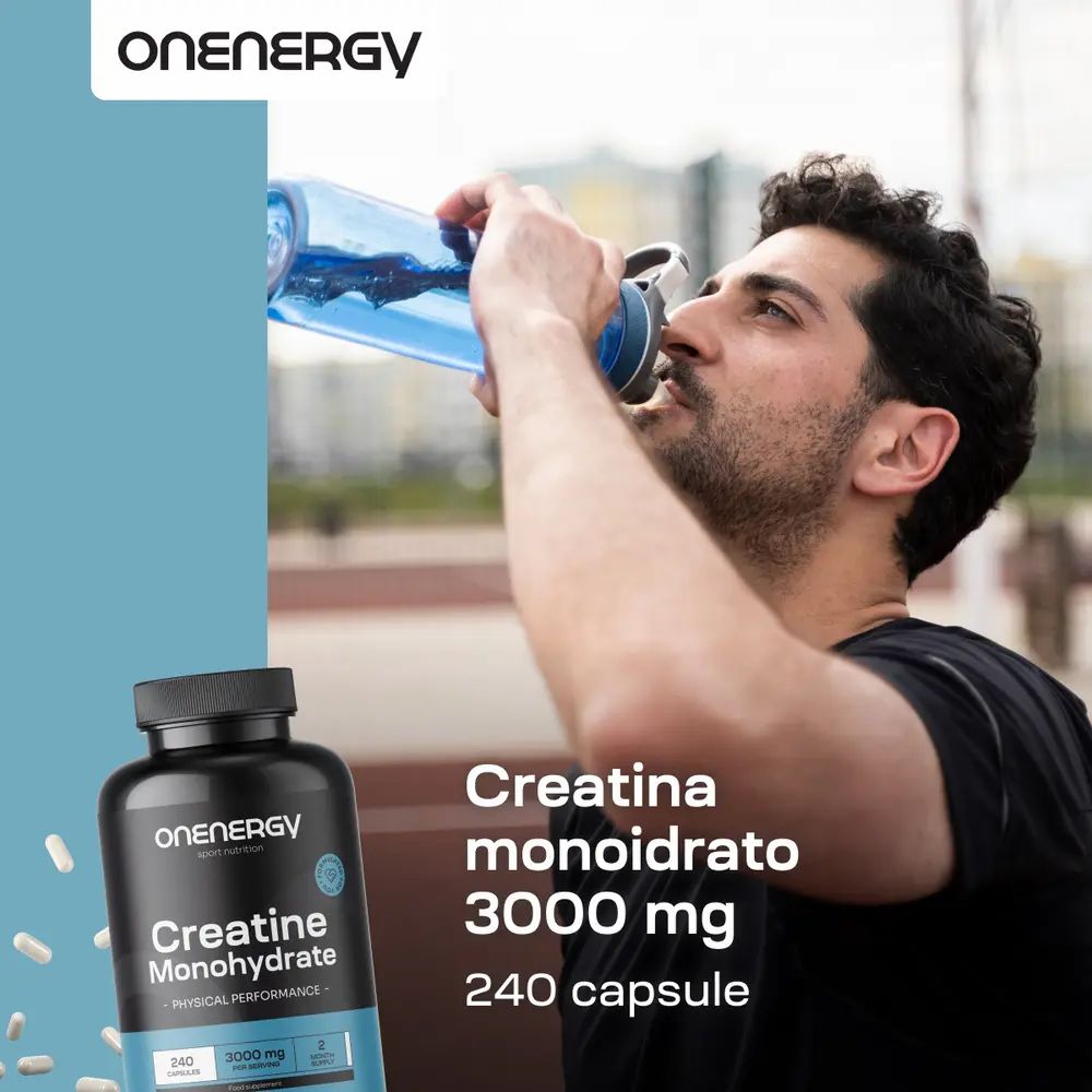 Uomo beve da una bottiglia. Flacone di Creatina Monoidrato. Testo: Creatina monoidrato 3000 mg, 240 capsule.