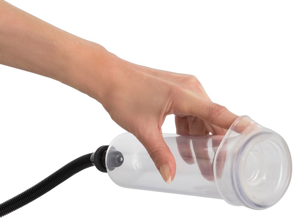 Mano che tocca un cilindro trasparente. Tubo e pompa neri collegati. Il cilindro ha un'apertura.