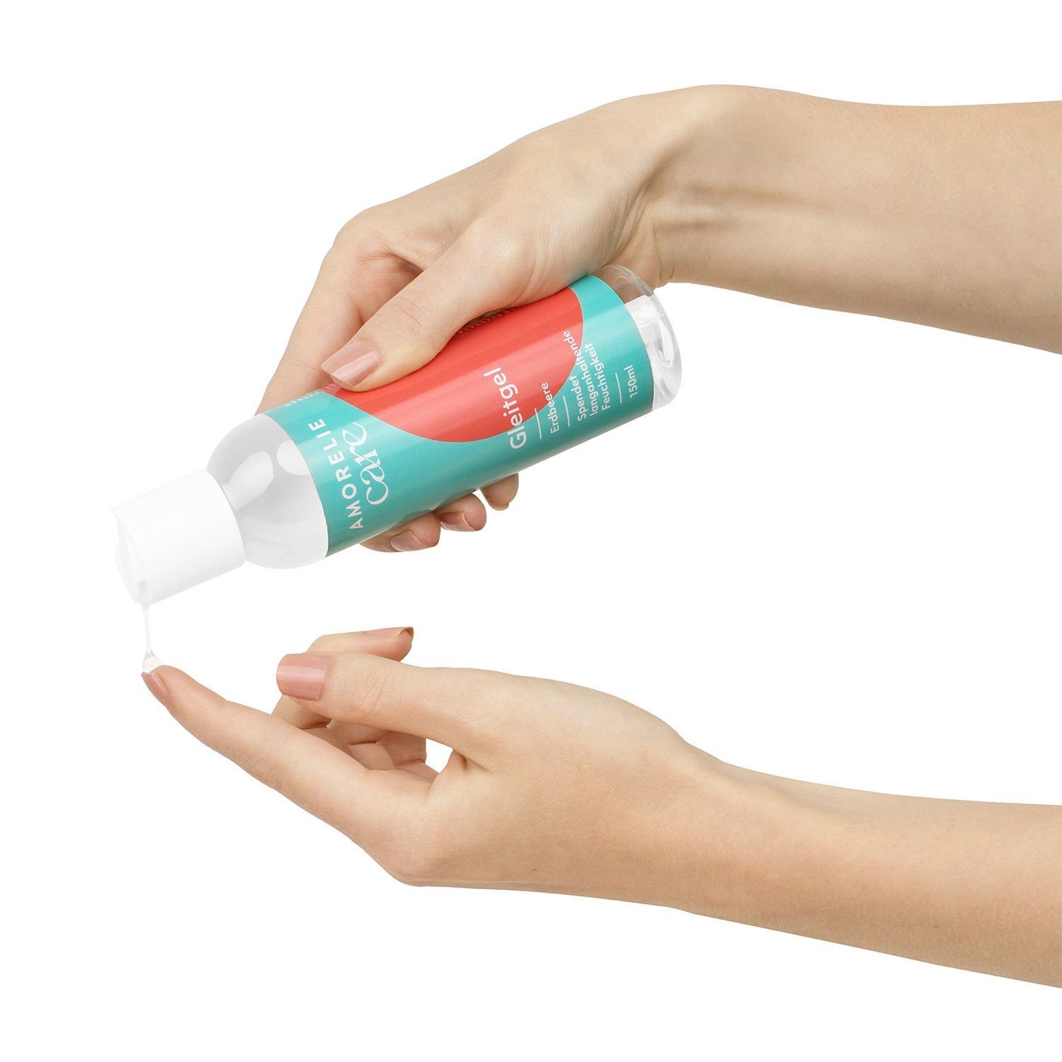 Mani che tengono un flacone. Gel applicato su un dito. Scritta AMORELIE care, Gleitgel.