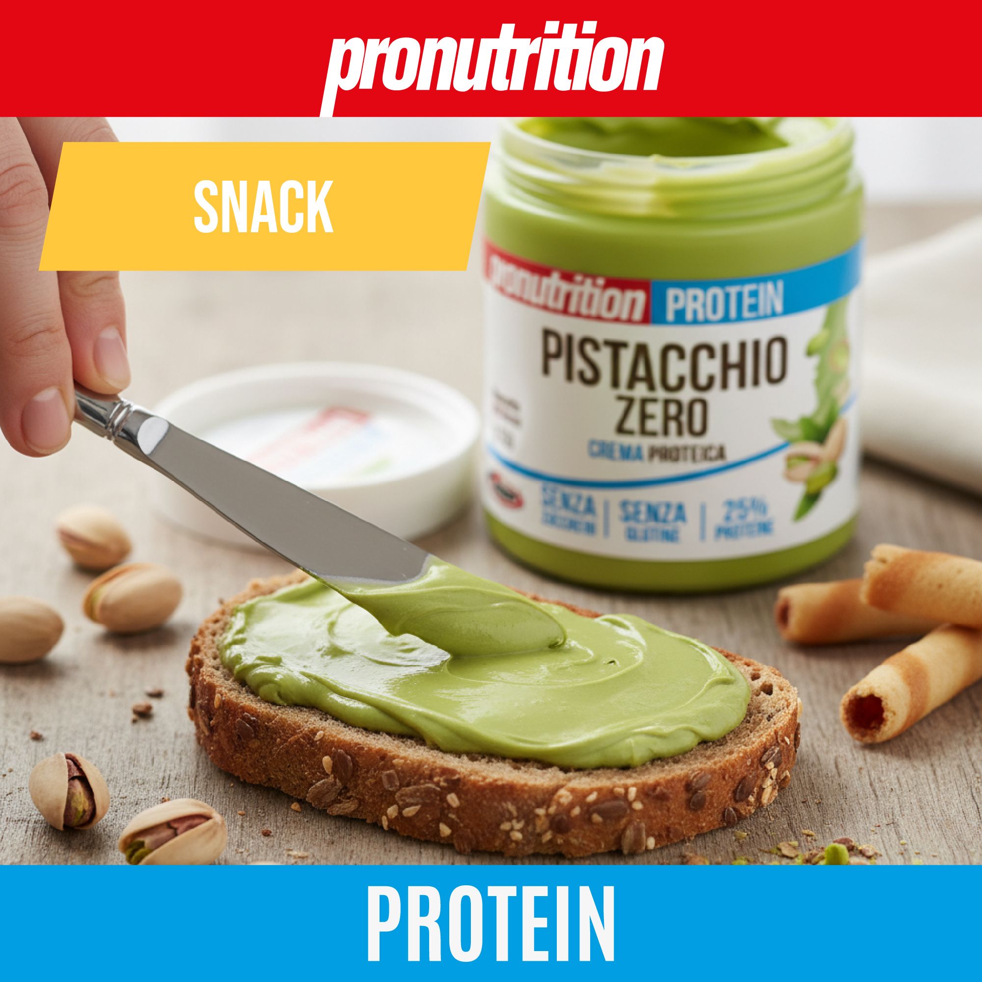 Qualcuno spalma crema Pistacchio Zero sul pane. Testo: Pronutrition, Protein, Pistacchio Zero, senza glutine. Pistacchi e biscotti.