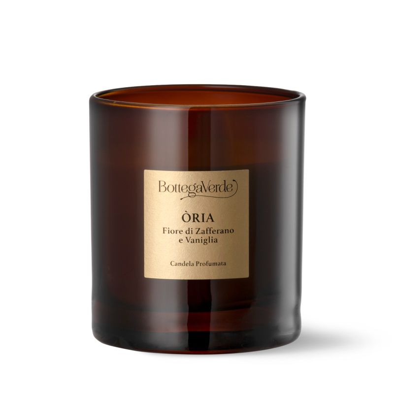 Candela profumata in vetro marrone. Etichetta con testo: Òria, Fiore di Zafferano e Vaniglia, Candela Profumata. Marchio: Bottega Verde.