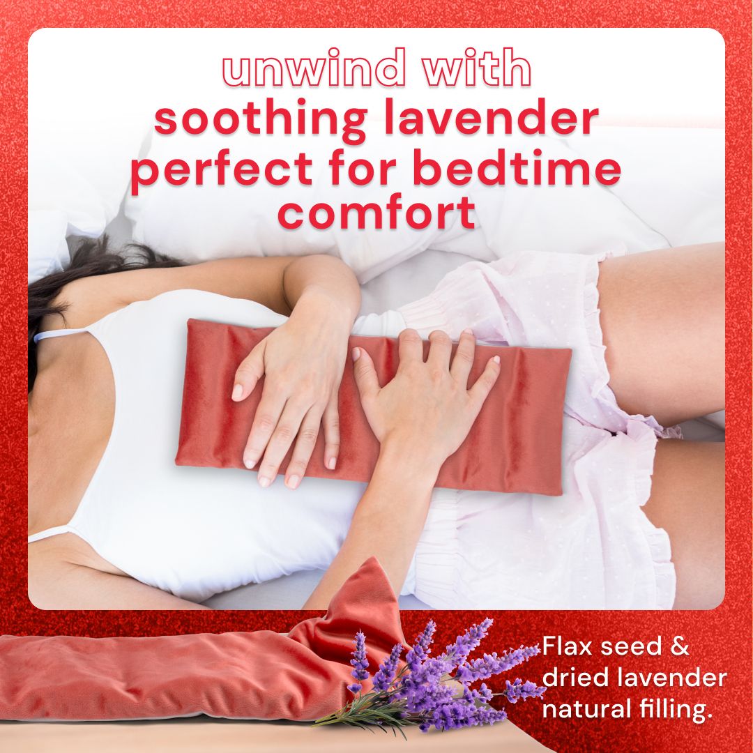 Un cuscino termico rosso con ripieno di lavanda è posato su una persona a letto. In alto si legge "Unwind with soothing lavender".